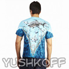 Вид сзади на футболку с акулами