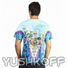 Вид сзади на красивейший рисунок на футболке