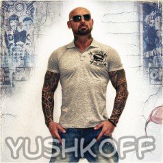 Поло Якуза спереди довольно скромно